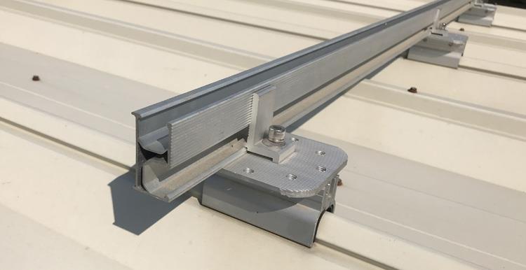 Aplicarea acoperișului montantului feroviar solar Clamps.jpg Roof Application of Solar Rail Mount Clamps.jpg